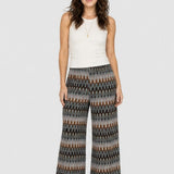 Pantaloni damă evazați cu imprimeu geometric multicolor