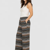 Pantaloni damă evazați cu imprimeu geometric multicolor