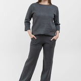 Compleu femei gri cu top lejer și pantaloni drepți tricot