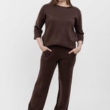 Compleu femei maro cu top lejer și pantaloni drepți tricot