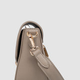 Geantă damă bej cu clapetă și închidere metalică