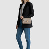 Geantă damă bej cu clapetă și închidere metalică