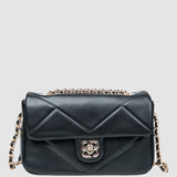 Geantă damă neagră cu clapetă matlasată și lanț