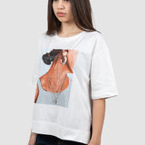 Tricou femei alb cu imprimeu grafic și aplicație lanț