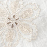 Bluză damă crem cu broderie florală și guler tip cămașă