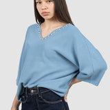 Bluză damă lejeră cu decolteu în V și aplicații albastră