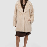 Palton damă crem din blană sintetică