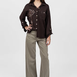 Cămașă damă maro cu broderie florală și buzunar aplicat