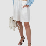 Pantaloni scurți damă cu croială lejeră și pliuri, alb