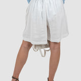 Pantaloni scurți damă cu croială lejeră și pliuri, alb