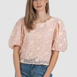 Bluză damă roz cu broderie florală și mâneci bufante