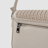 Geantă crossbody femei cu clapetă împletită crem