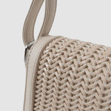 Geantă crossbody femei cu clapetă împletită crem