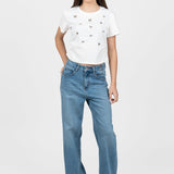 Tricou femei alb cu aplicații fluturi, croială lejeră