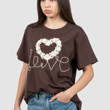 Tricou femei maro cu aplicație inimă brodată și text decorativ