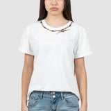 Tricou femei alb cu aplicație colier decorativ la guler