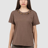 Tricou femei camel cu aplicație colier decorativ la guler