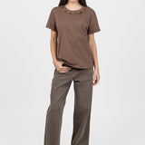 Tricou femei camel cu aplicație colier decorativ la guler