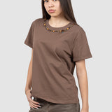 Tricou femei camel cu aplicație colier decorativ la guler