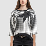 Bluză femei cu dungi contrastante și floare aplicată