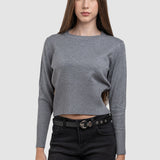 Pulover de damă gri, cu textură fină și croială feminină