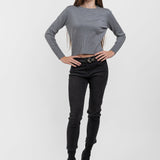 Pulover de damă gri, cu textură fină și croială feminină